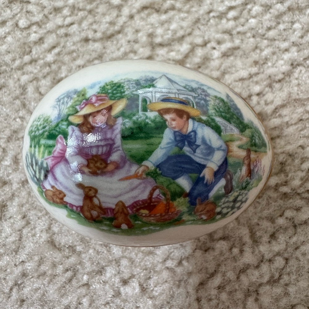 Lenox Limited Edition Ceramic Egg with Gold Accents 1991